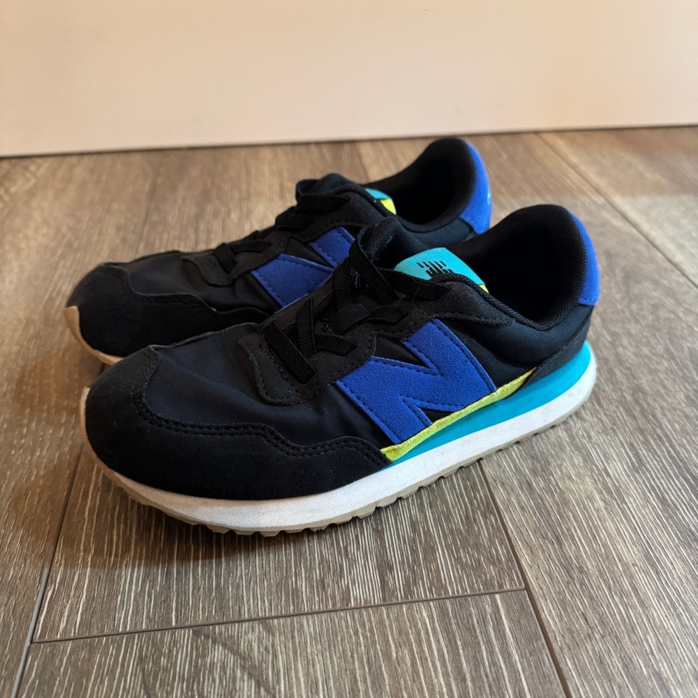 ❌ New Balance Kids' Black and Blue Sneakers 2Y